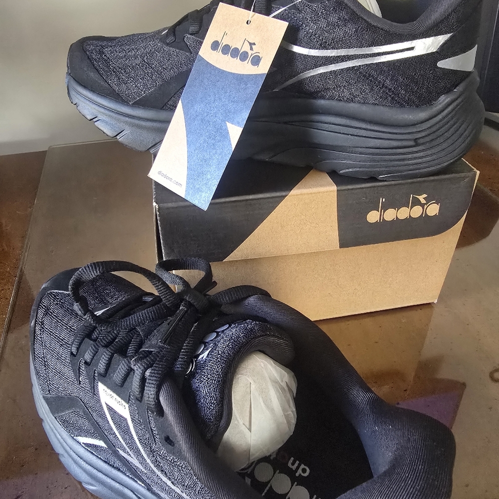 NWT!!Diadora Women's Black and Silver Nucleo Equipe Size 8.5 Normal Width. - Picture 5 of 5